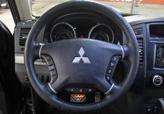 Подержанный автомобиль Mitsubishi Pajero 2014 года (15 фото)