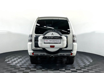 Подержанный автомобиль Mitsubishi Pajero 2012 года (6 фото)
