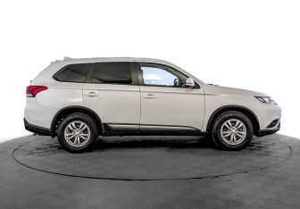Подержанный автомобиль Mitsubishi Outlander 2020 года (4 фото)