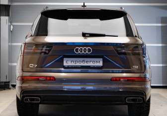 Подержанный автомобиль Audi Q7 2016 года (5 фото)