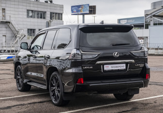 Подержанный автомобиль Lexus LX 2018 года (7 фото)
