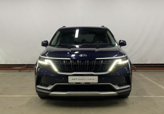 Подержанный автомобиль Kia Carnival 2021 года (2 фото)