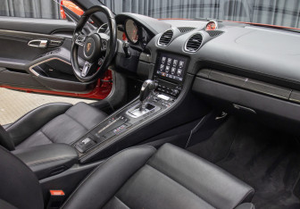 Подержанный автомобиль Porsche Cayman 2016 года (11 фото)