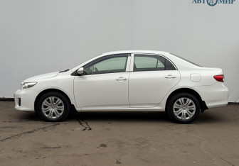 Подержанный автомобиль Toyota Corolla Sedan 2012 года (8 фото)