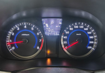 Подержанный автомобиль Hyundai Solaris Hatchback 2013 года (12 фото)