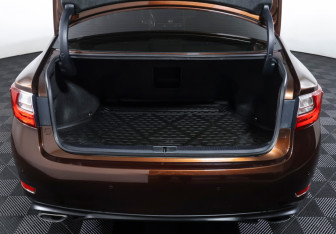 Подержанный автомобиль Lexus ES 2015 года (9 фото)
