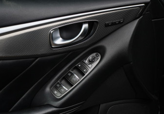 Подержанный автомобиль Infiniti Q50 2014 года (18 фото)