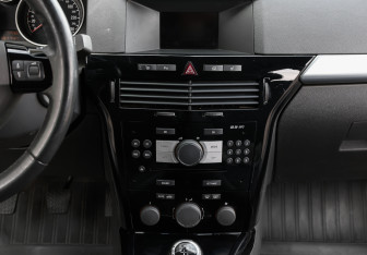 Подержанный автомобиль Opel Astra Wagon 2013 года (15 фото)