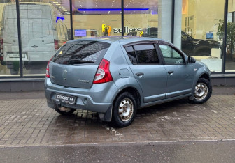 Подержанный автомобиль Renault Sandero 2010 года (8 фото)