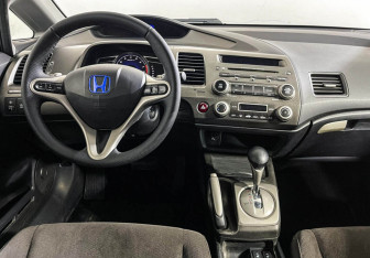 Подержанный автомобиль Honda Civic Sedan 2007 года (12 фото)