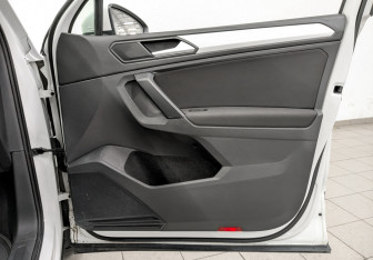 Подержанный автомобиль Volkswagen Tiguan 2021 года (23 фото)