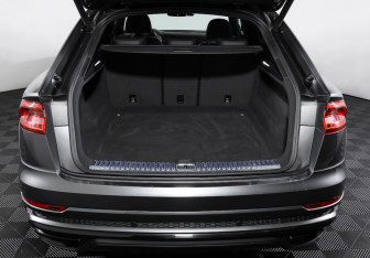 Подержанный автомобиль Audi Q8 2019 года (10 фото)