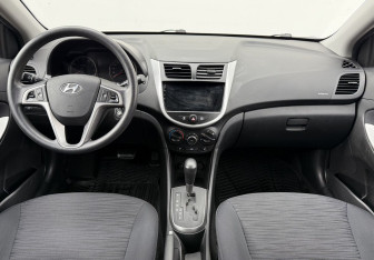 Подержанный автомобиль Hyundai Solaris Hatchback 2015 года (12 фото)