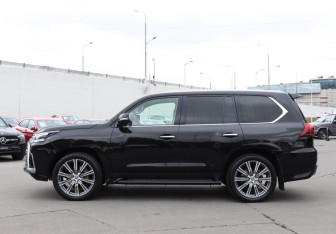Подержанный автомобиль Lexus LX 2016 года (8 фото)