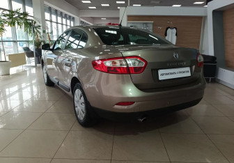 Подержанный автомобиль Renault Fluence 2010 года (7 фото)