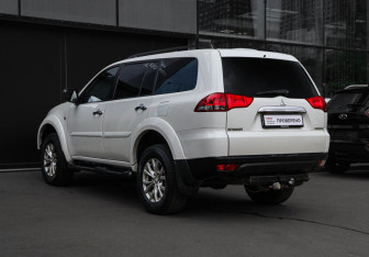 Подержанный автомобиль Mitsubishi Pajero Sport 2015 года (6 фото)