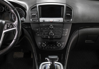 Подержанный автомобиль Opel Insignia Wagon 2011 года (15 фото)