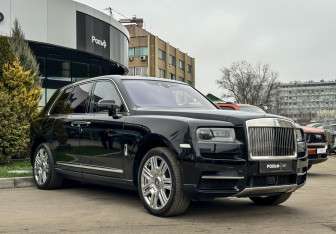 Подержанный автомобиль Rolls-Royce Cullinan 2019 года (3 фото)