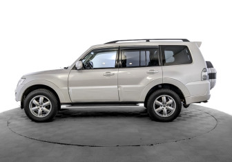 Подержанный автомобиль Mitsubishi Pajero 2017 года (8 фото)