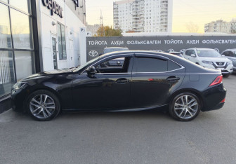 Подержанный автомобиль Lexus IS Sedan 2018 года (8 фото)