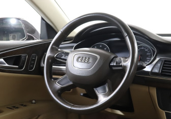 Подержанный автомобиль Audi A7 2011 года (15 фото)