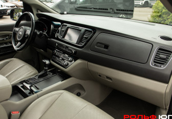 Подержанный автомобиль Kia Carnival 2017 года (7 фото)