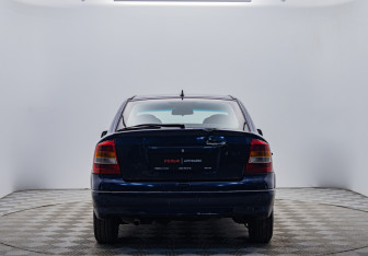 Подержанный автомобиль Opel Astra Hatchback 2001 года (4 фото)