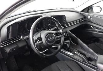 Подержанный автомобиль Hyundai Elantra Sedan 2021 года (9 фото)