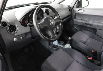 Подержанный автомобиль Mitsubishi Colt Hatchback 2005 года (5 фото)