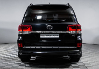 Подержанный автомобиль Toyota Land Cruiser Suv 2017 года (6 фото)