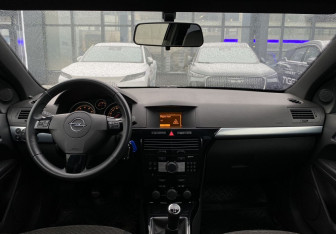 Подержанный автомобиль Opel Astra Hatchback 2010 года (11 фото)