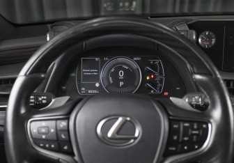 Подержанный автомобиль Lexus ES 2019 года (18 фото)