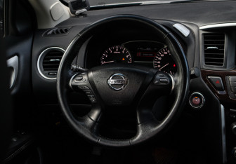 Подержанный автомобиль Nissan Pathfinder 2016 года (14 фото)