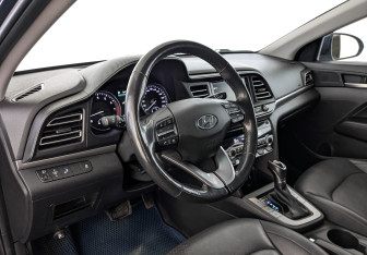 Подержанный автомобиль Hyundai Elantra Sedan 2019 года (15 фото)
