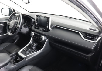 Подержанный автомобиль Toyota RAV4 2021 года (10 фото)
