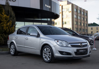 Подержанный автомобиль Opel Astra Sedan 2011 года (2 фото)
