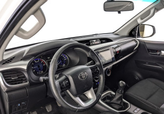 Подержанный автомобиль Toyota Hilux 2016 года (15 фото)