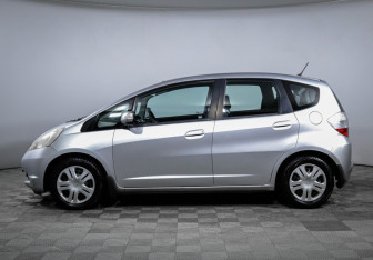 Подержанный автомобиль Honda Jazz 2009 года (8 фото)