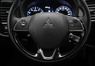 Подержанный автомобиль Mitsubishi Outlander 2018 года (10 фото)