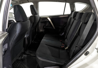 Подержанный автомобиль Toyota RAV4 2013 года (18 фото)