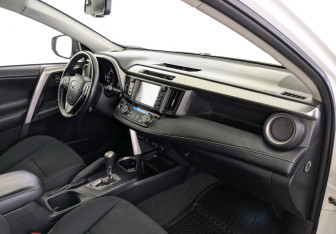 Подержанный автомобиль Toyota RAV4 2018 года (11 фото)