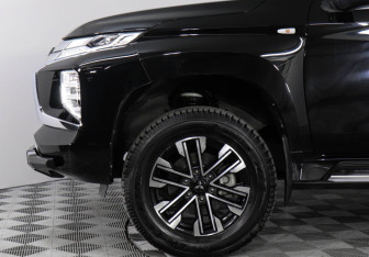 Подержанный автомобиль Mitsubishi Montero Sport 2022 года (10 фото)