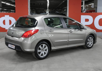 Подержанный автомобиль Peugeot 308 Hatchback 2012 года (5 фото)