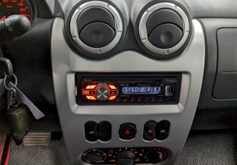 Подержанный автомобиль Renault Sandero 2012 года (22 фото)