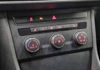 Подержанный автомобиль SEAT Leon Hatchback 2013 года (21 фото)