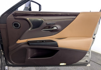 Подержанный автомобиль Lexus ES 2019 года (26 фото)