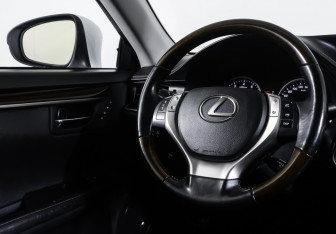 Подержанный автомобиль Lexus ES 2014 года (12 фото)
