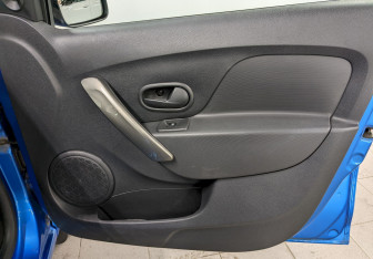 Подержанный автомобиль Renault Sandero 2015 года (17 фото)