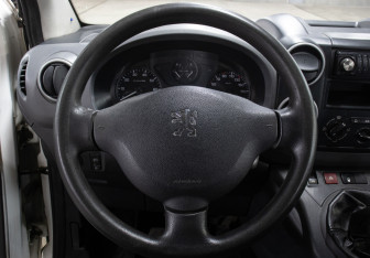 Подержанный автомобиль Peugeot Partner 2010 года (17 фото)