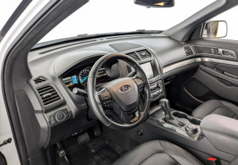 Подержанный автомобиль Ford Explorer 2018 года (16 фото)